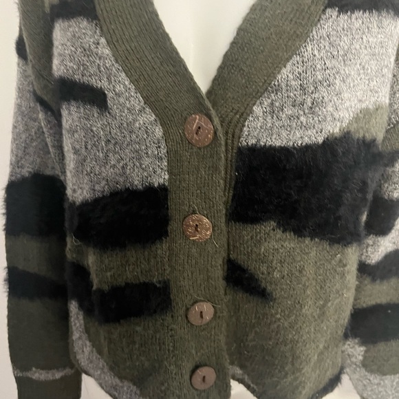 Womens fuzzy cardigan size Large - Picture 4 of 10